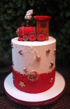 Torta artesanal con temática infantil de un piso con trencito rojo
