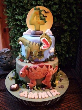 Torta artesanal con temática infantil de dos pisos. Dinosaurios. Ammir