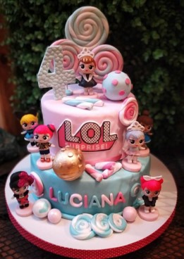 Torta artesanal con temática infantil de dos pisos. Luciana.