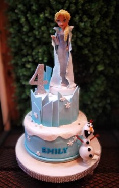 Torta artesanal con temática infantil Frozen, de dos pisos. Emily.